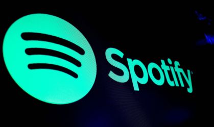 Tela exibindo o logotipo do Spotify no pregão da Bolsa de Valores de Nova York