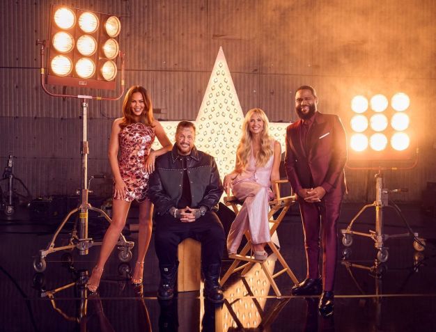 Chrissy Teigen, Jelly Roll, Sarah Michelle Gellar e Anthony Anderson no "Star Search" 2026 • Reprodução/ Matt Sayles/Netflix