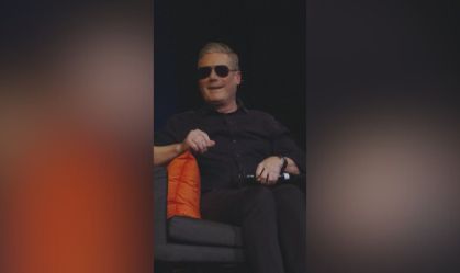 Premiê do Reino Unido provoca Macron com óculos de sol em show de comédia