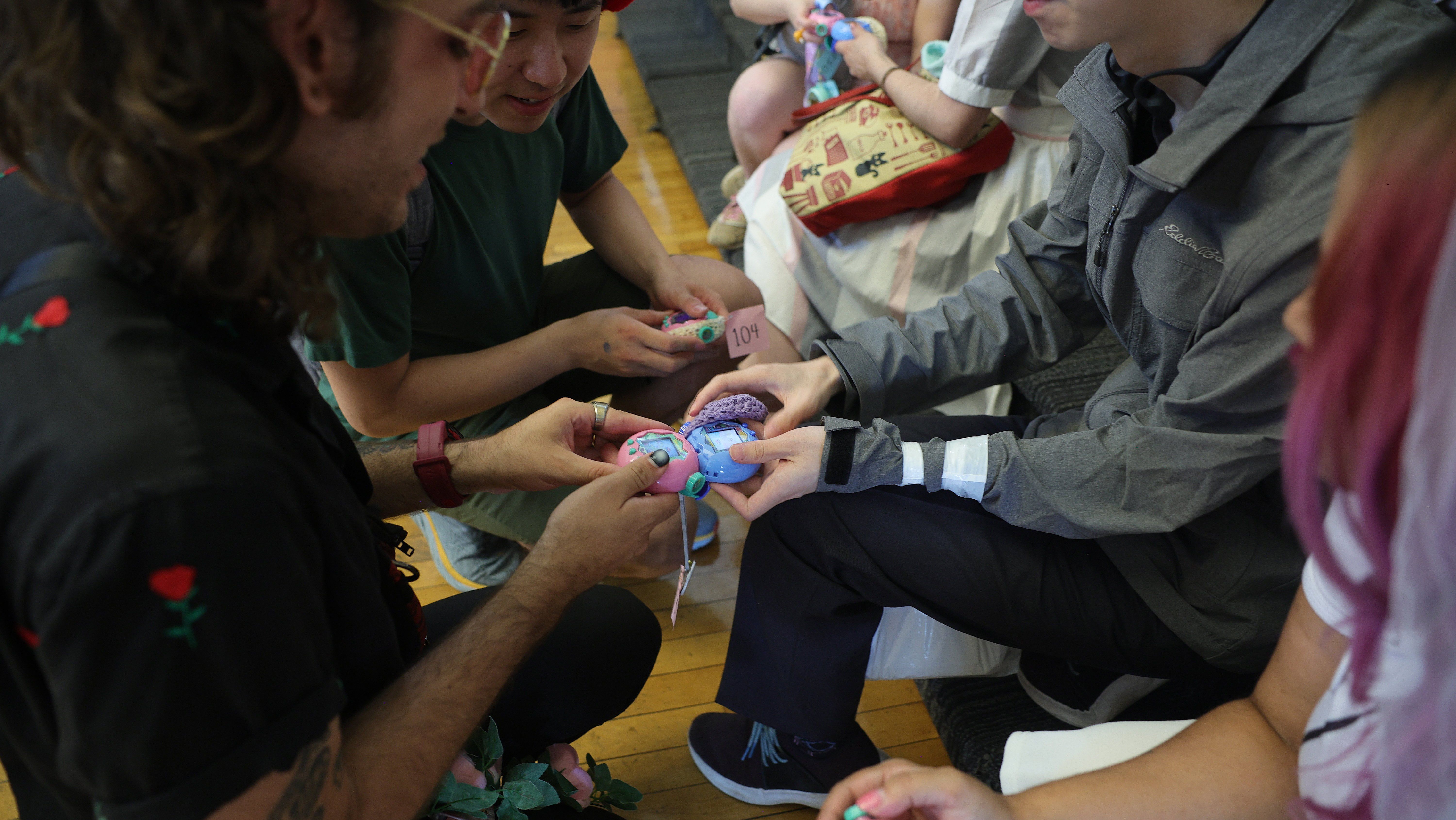 Fas se reúnem para casamento de Tamagotchis em Toronto