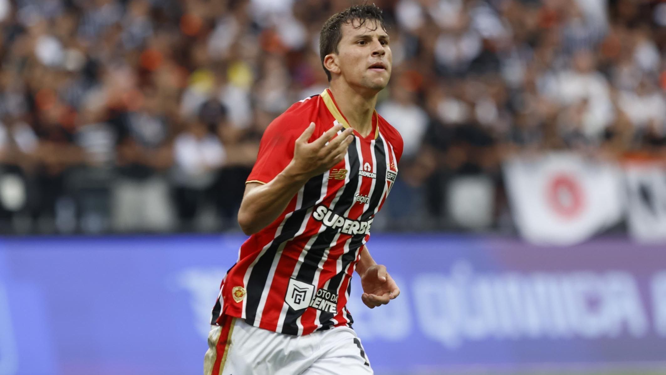 Tapia comemora gol do São Paulo contra o Corinthians na Neo Química Arena