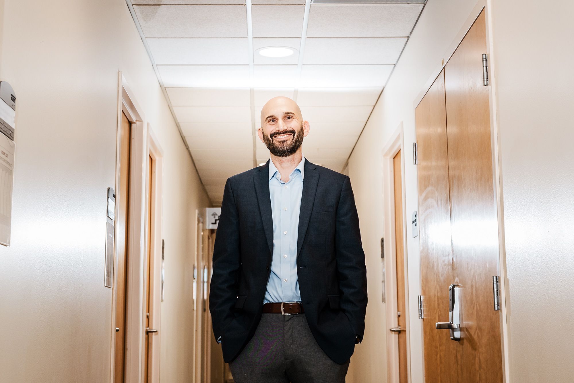 O Dr. Ian Kratter está em um corredor do Laboratório de Estimulação Cerebral da Universidade de Stanford, em Palo Alto, Califórnia, no dia 12 de janeiro • Carolyn Fong para CNN