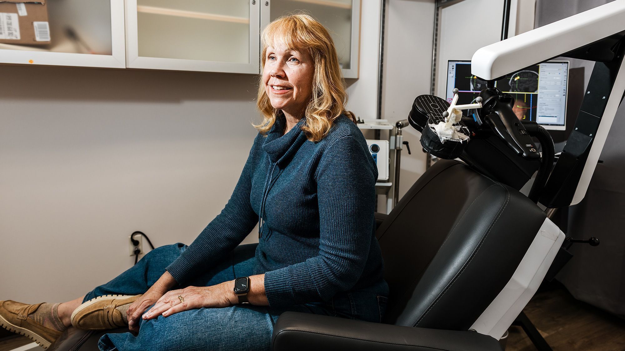 A paciente Valerie Zeko está sentada na sala de tratamento do Laboratório de Estimulação Cerebral da Universidade de Stanford, em Palo Alto, Califórnia, no dia 12 de janeiro • Carolyn Fong para CNN