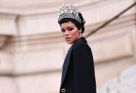 Teyana Taylor usa coroa inspirada em joia roubada no Louvre