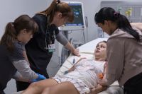 Atrizes de "The Pitt" antecipam o que os fãs podem esperar da 2ª temporada