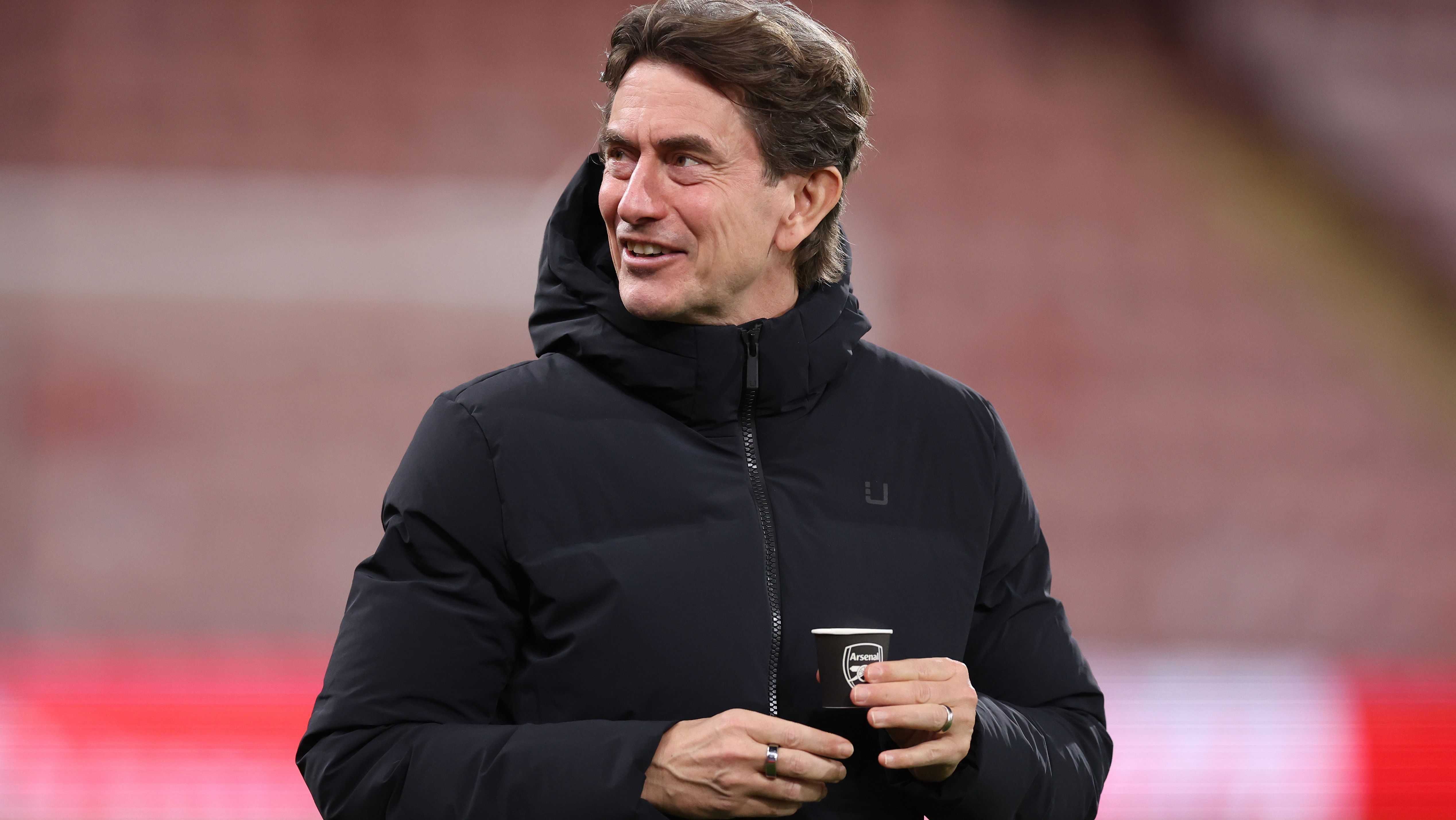 Thomas Frank com um copo de café que tem o escudo do Arsenal