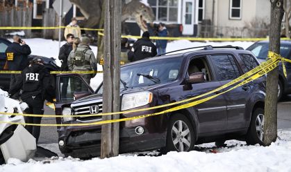 Policiais trabalham no local após uma mulher ser morta a tiros por um agente de imigração em 7 de janeiro de 2026 em Minneapolis, Minnesota.