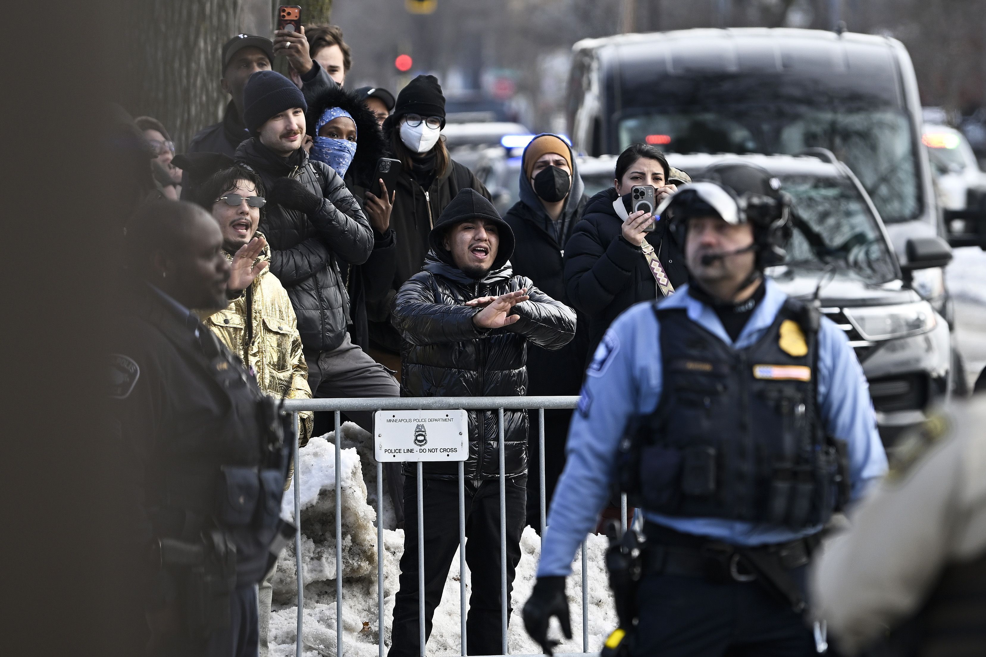 Policiais trabalham no local após uma mulher ser morta a tiros por um agente de imigração em 7 de janeiro de 2026 em Minneapolis, Minnesota. • Stephen Maturen/Getty Images