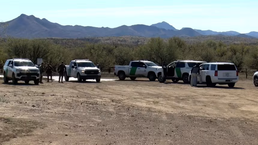Agentes se reúnem perto do local de um tiroteio envolvendo um agente da Patrulha de Fronteira dos Estados Unidos em Arivaca, no Arizona