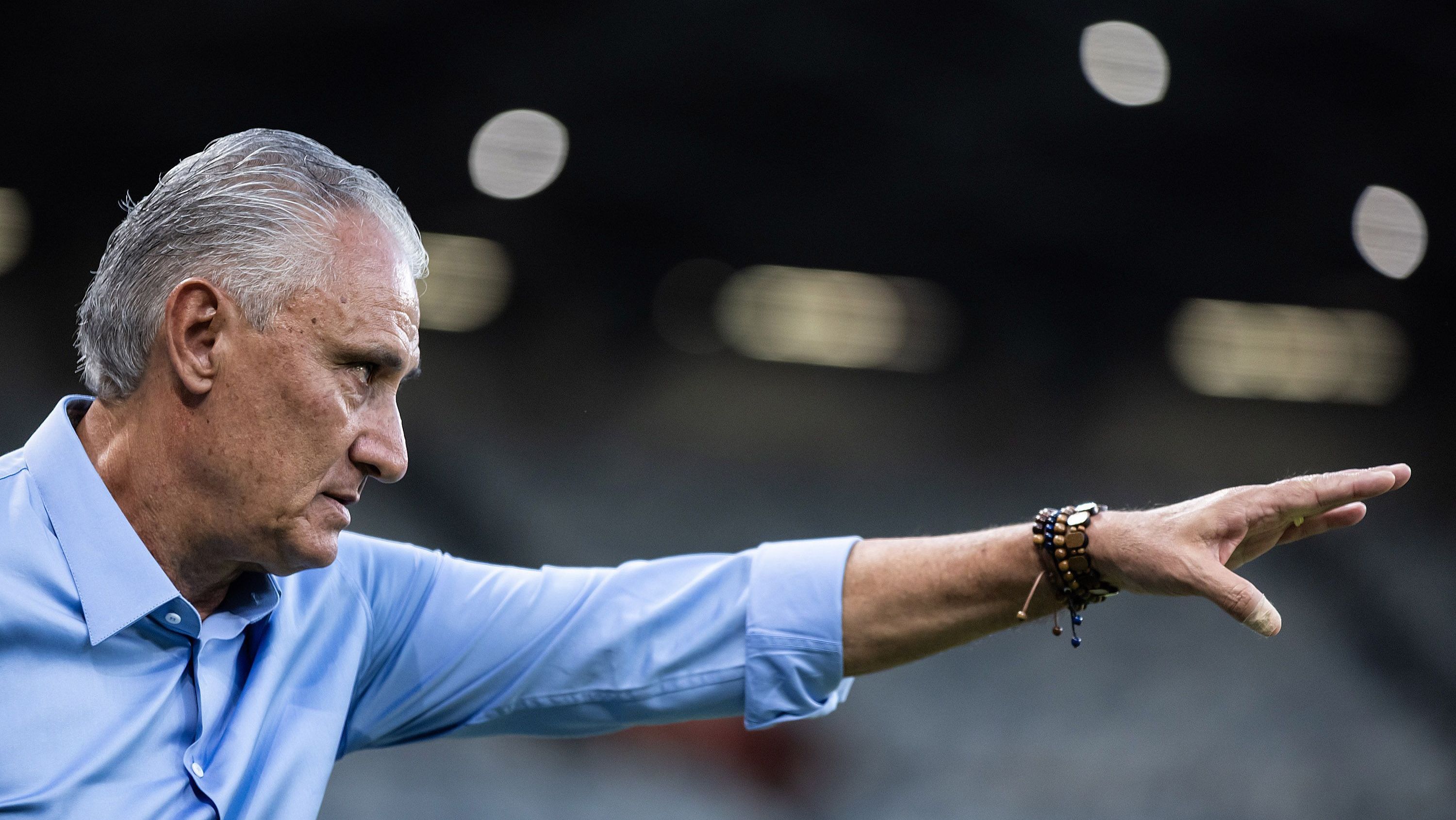 Tite em ação em Cruzeiro x Pouso Alegre, no Mineirão