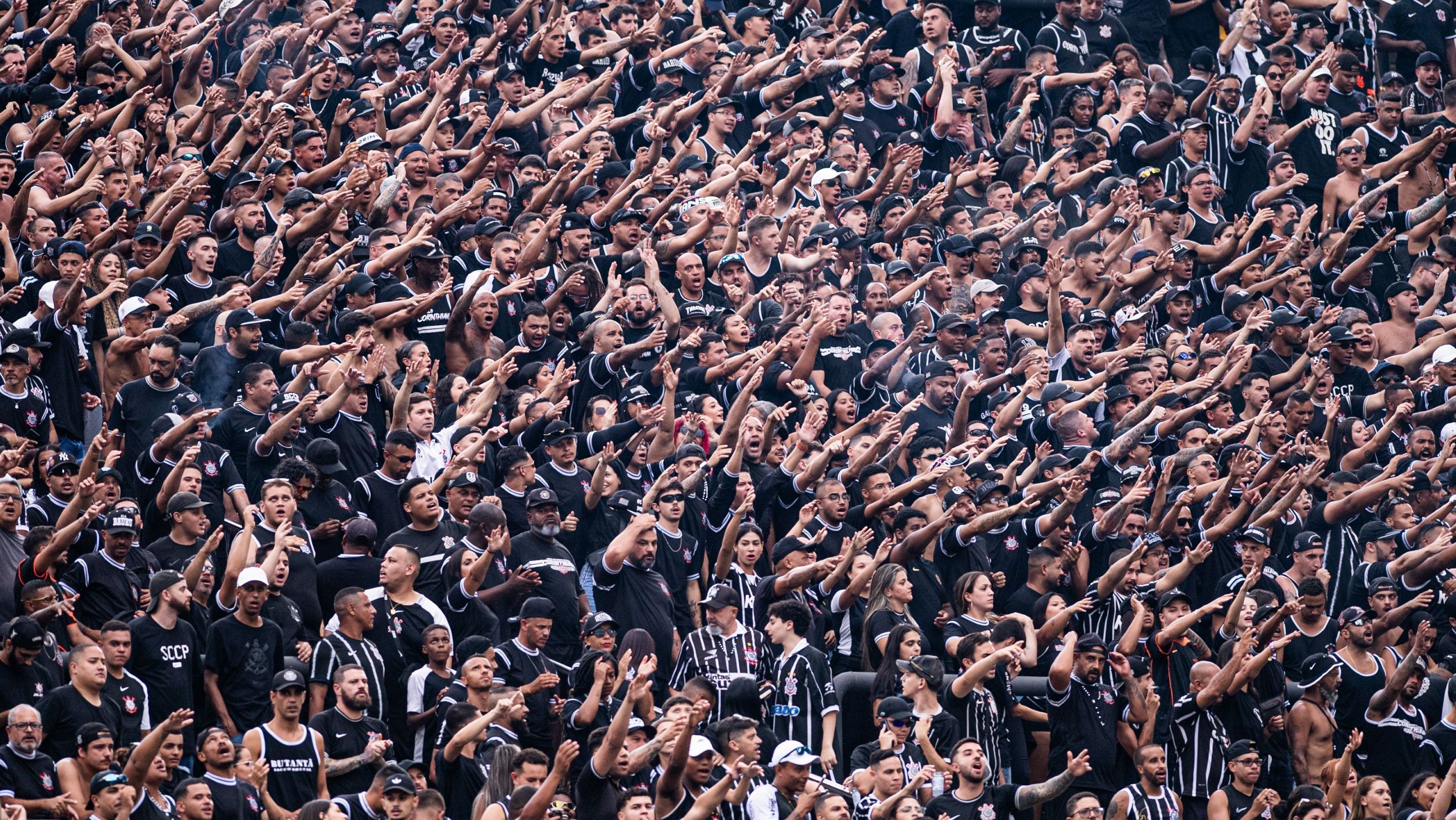 Torcedores do Corinthians fazem cobrança após derrota: "Time sem vergonha!"