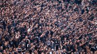 Torcedores do Corinthians fazem cobrança após derrota: "Time sem vergonha!"