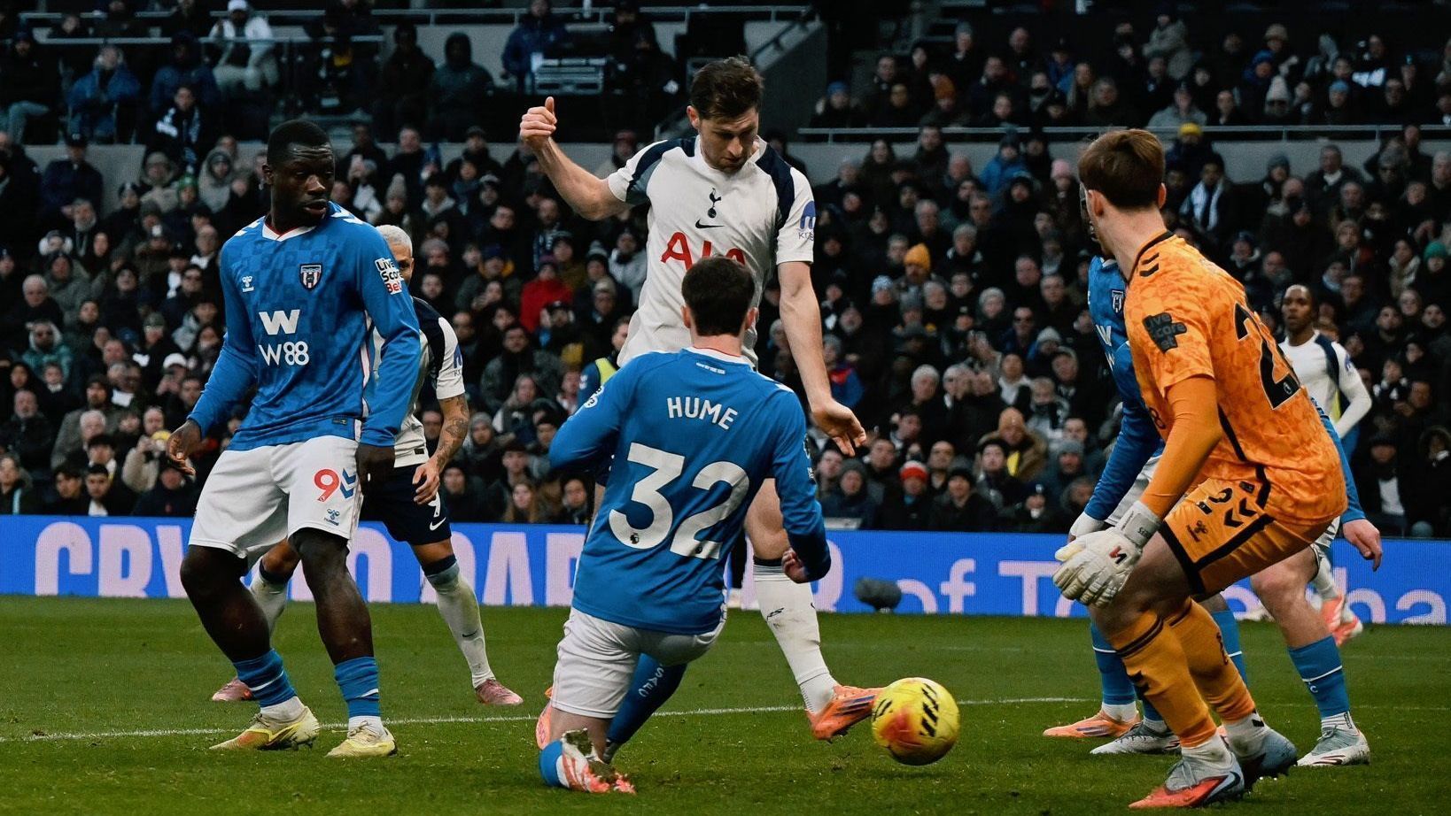Gol dos visitantes no segundo tempo garante igualdade em Londres e mantém posições na tabela