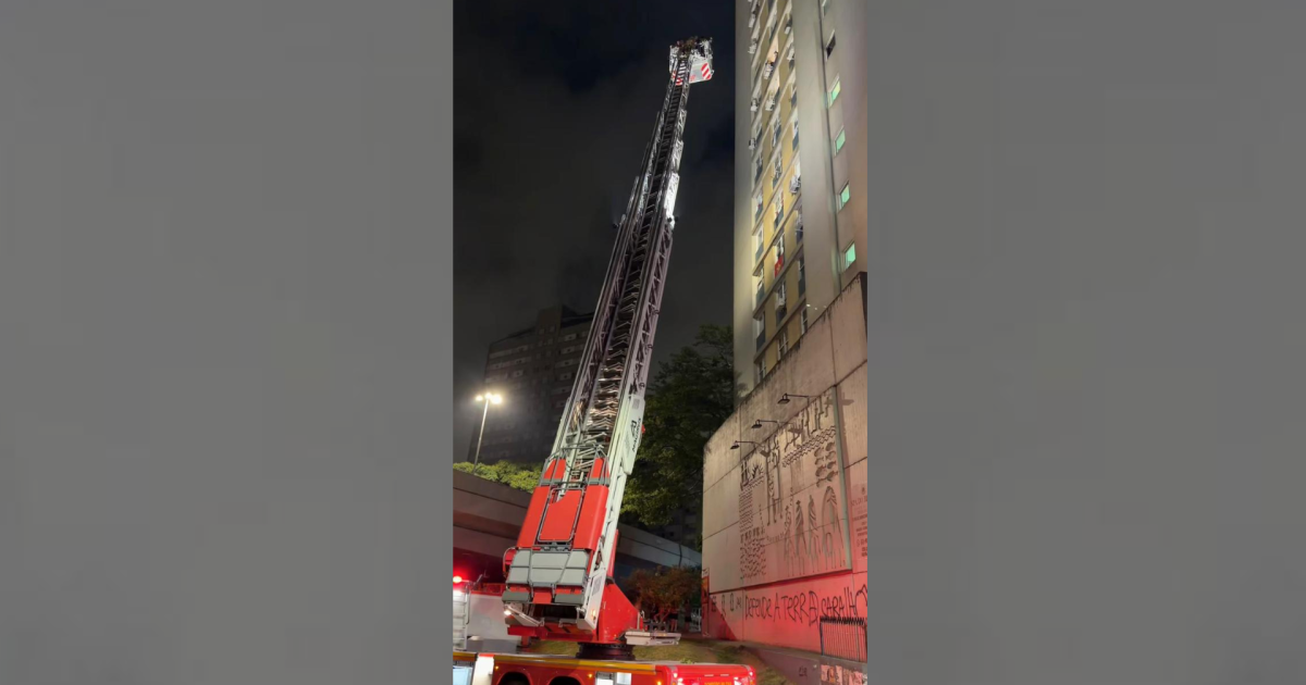Incêndio atinge prédio no Centro Histórico de Porto Alegre