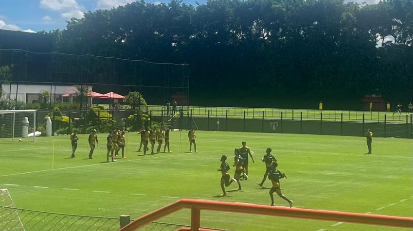 Elenco do São Paulo durante treino • Manuella Dal Mas/CNN Brasil