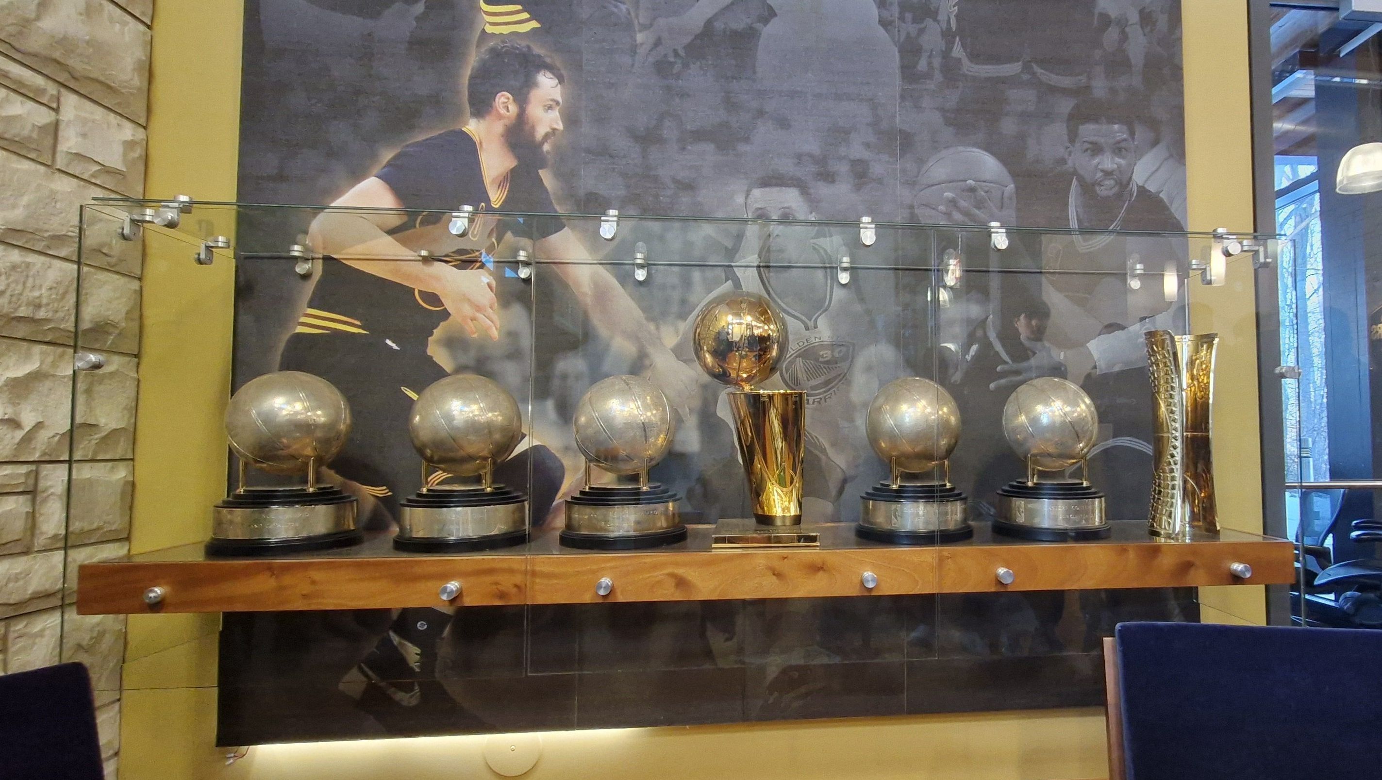 Troféus do Cleveland Cavaliers no CT da franquia • Gustavo Abraão/CNN Brasil