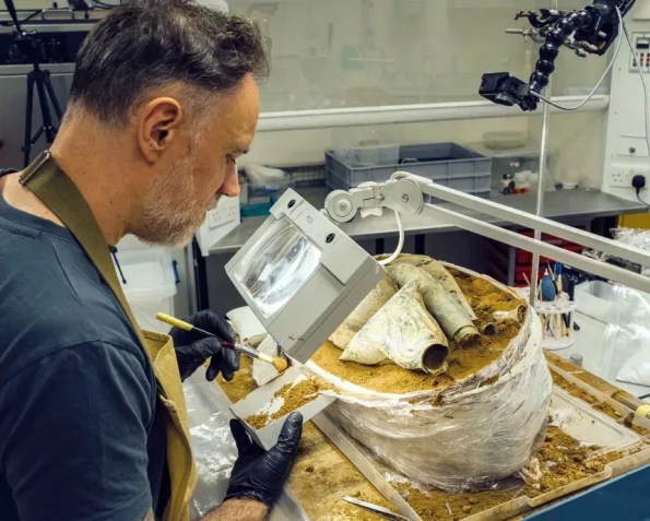 Jonathan Clark, um conservador sênior do Serviço de Museus de Norfolk, realiza uma microescavação do tesouro • Serviço de Museus de Norfolk/Inglaterra Histórica