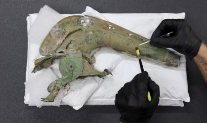 A trombeta de guerra e outros artefatos tiveram que ser delicadamente removidos de um bloco de terra