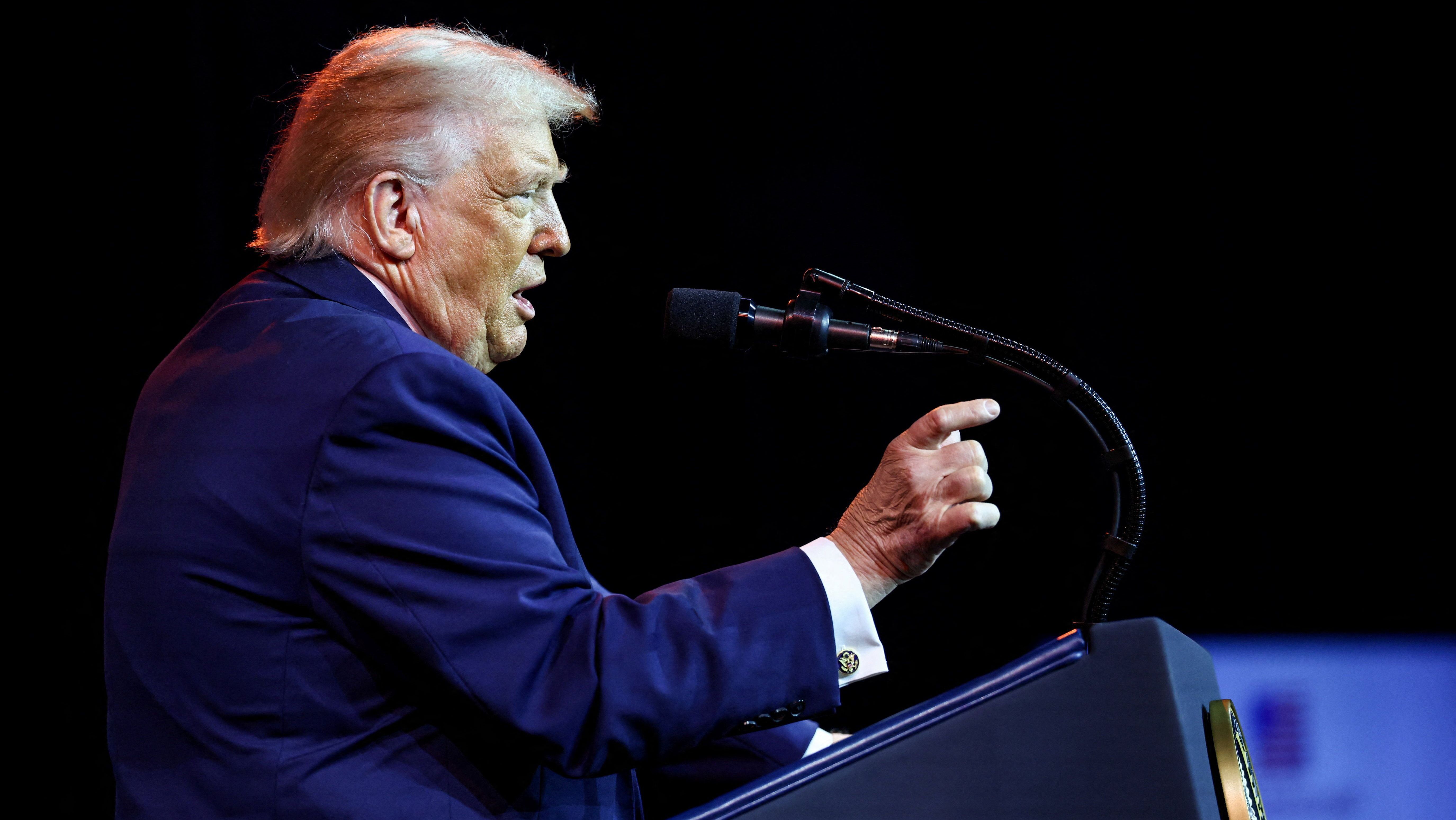 O presidente dos Estados Unidos, Donald Trump, em discurso para os republicanos da Câmara, no Kennedy Center, renomeado como Trump-Kennedy Center pelo Conselho de diretores nomeado por Trump, em Washington, D.C., EUA, em 6 de janeiro de 2026.