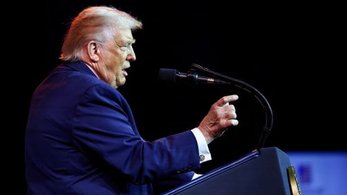 O presidente dos Estados Unidos, Donald Trump, em discurso para os republicanos da Câmara, no Kennedy Center, renomeado como Trump-Kennedy Center pelo Conselho de diretores nomeado por Trump, em Washington, D.C., EUA, em 6 de janeiro de 2026.