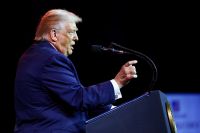 Trump assina decreto para proteger receita retida do petróleo venezuelano