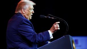 Ameaça de Trump em taxar parceiros comerciais do Irã traz incertezas ao Brasil