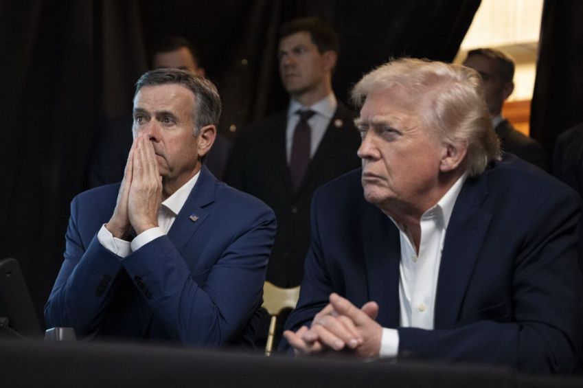 Fotografia mostra o presidente dos EUA, Donald Trump, ao lado do diretor da CIA, John Ratcliffe enquanto assistem operação militar na Venezuela que culminou na captura do ditador Nicolás Maduro em 3 de janeiro de 2026 • Reprodução/Truth Social