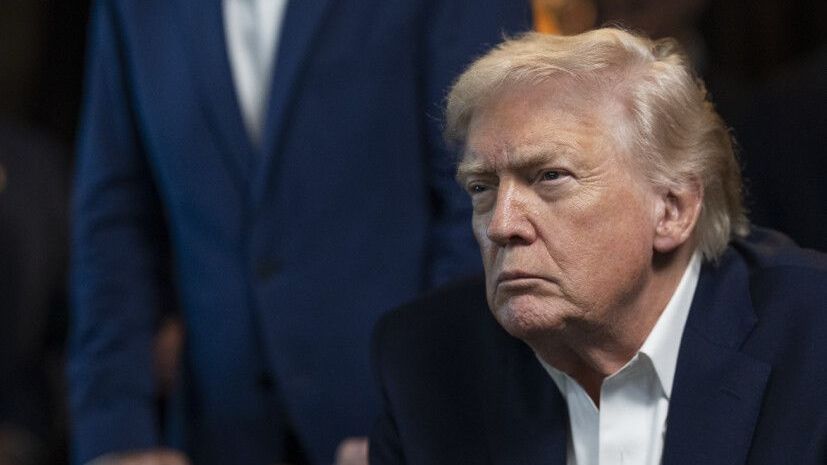 Fotografia mostra o presidente dos EUA, Donald Trump, assistindo à operação militar na Venezuela que culminou na captura do ditador Nicolás Maduro em 3 de janeiro de 2026; ao fundo, é possível ver o diretor da CIA, John Ratcliffe