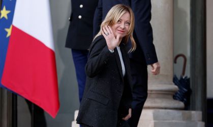 Primeira-ministra da Itália, Giorgia Meloni, acena ao chegar para reunião no Palácio do Eliseu, em Paris.