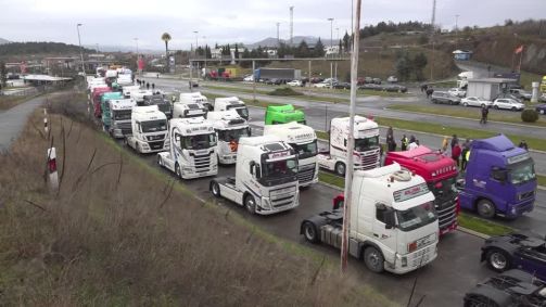 Motoristas de caminhão bloqueiam fronteiras em protesto contra regras de entrada da UE