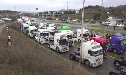 Motoristas de caminhão bloqueiam fronteiras em protesto contra regras de entrada da UE