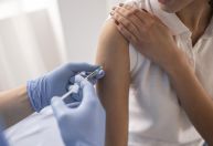 Vacina contra câncer de pele reduz em 49% risco de morte e retorno do tumor