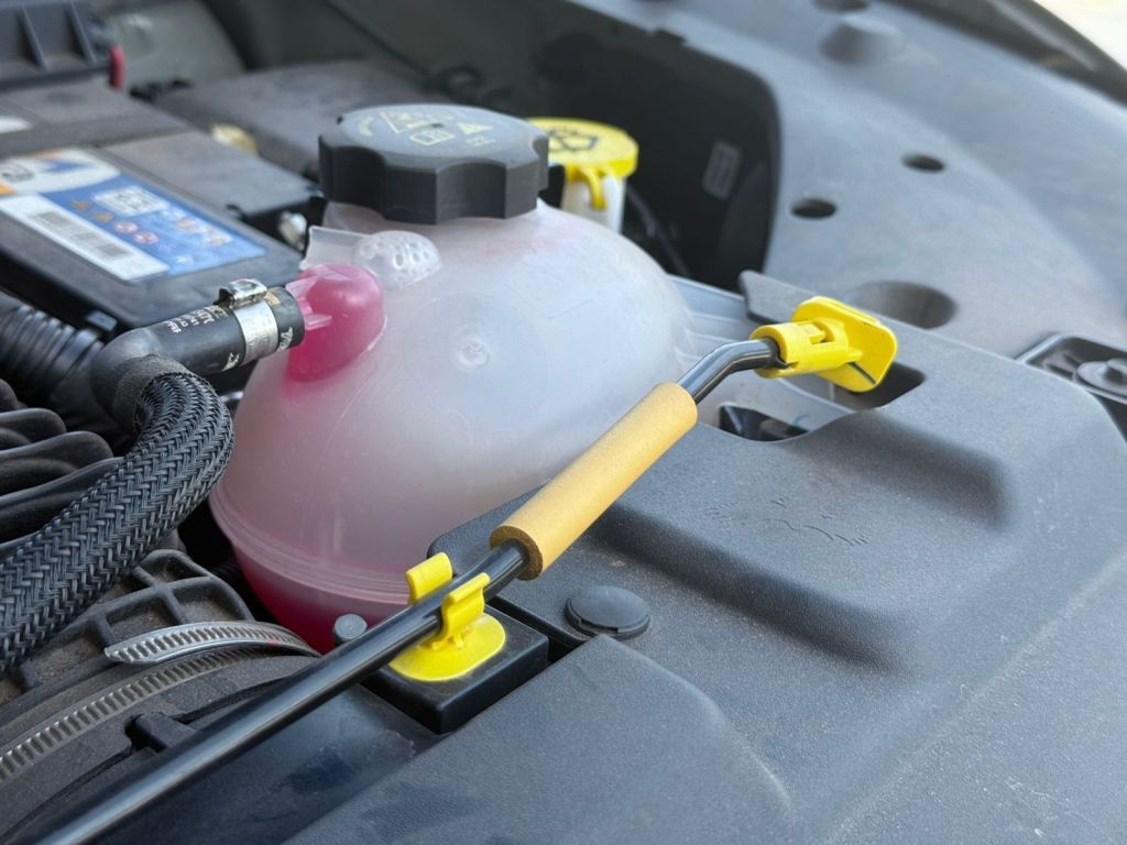 Abertura do capô é sustentada por vareta simples