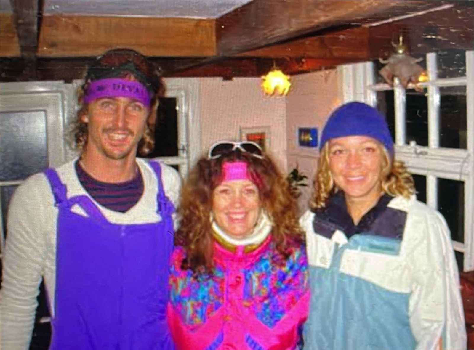 Em 2006, Jake, Sandy e Terry foram juntos a uma festa de esqui com temática dos anos 80 em Muriwai, na Nova Zelândia, onde o casal reside • Terry Ward