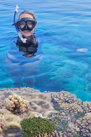 A escritora de viagens Terry Ward pratica snorkeling em uma piscina natural ao longo da costa de Niue • Terry Ward