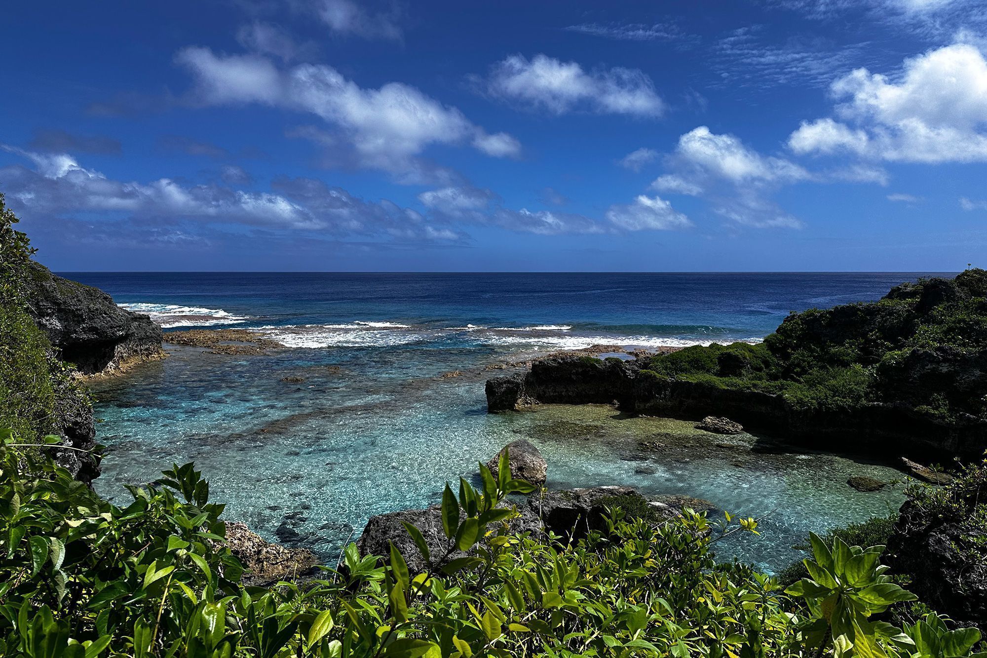 Inúmeras "trilhas marinhas" — caminhos escavados na rocha calcária — levam a piscinas naturais ideais para mergulho com snorkel, onde a água encontra a terra • Terry Ward