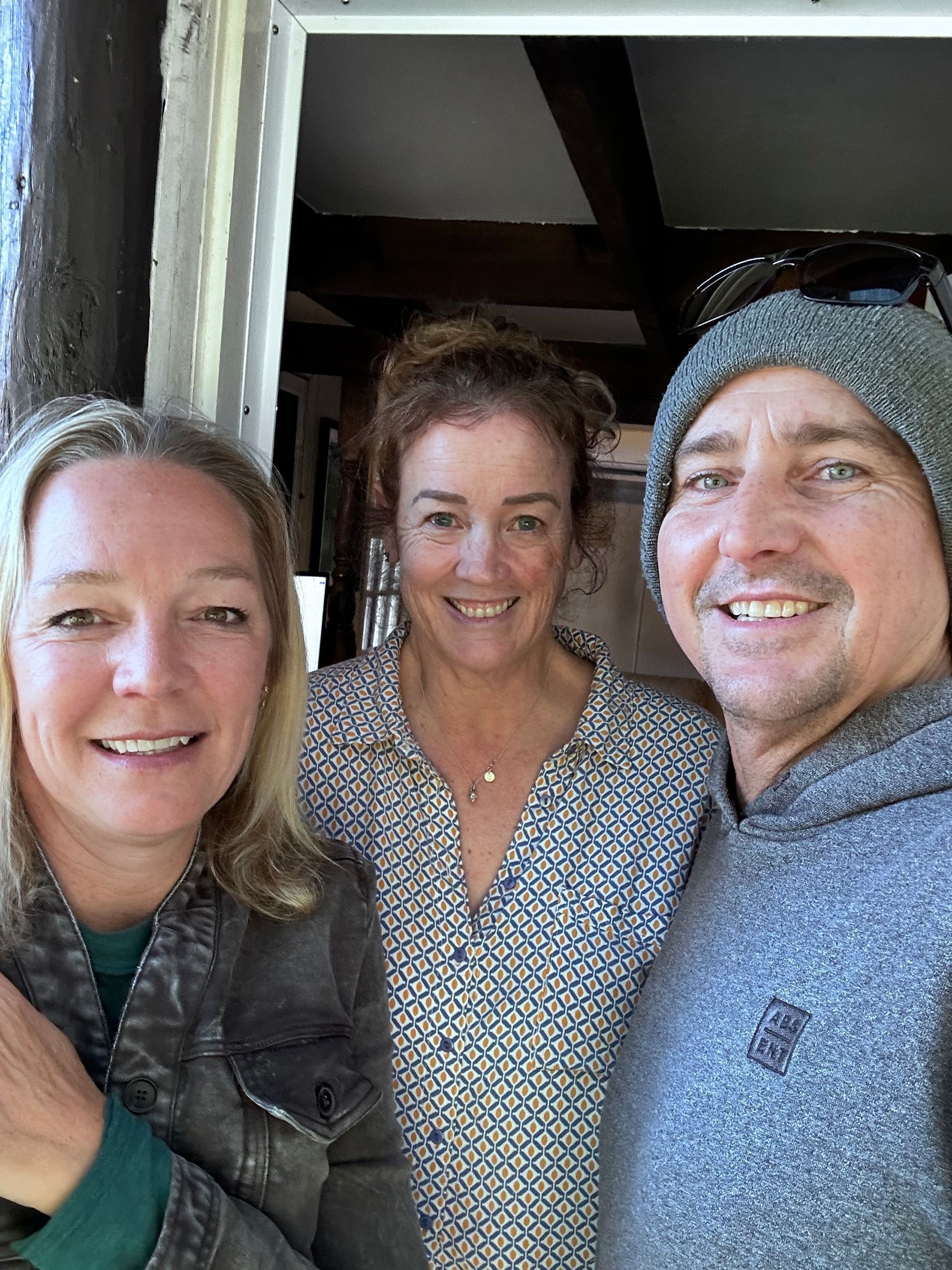 Terry Ward, à esquerda, reencontrou seus amigos Sandy e Jake na Nova Zelândia em agosto de 2025 • Terry Ward