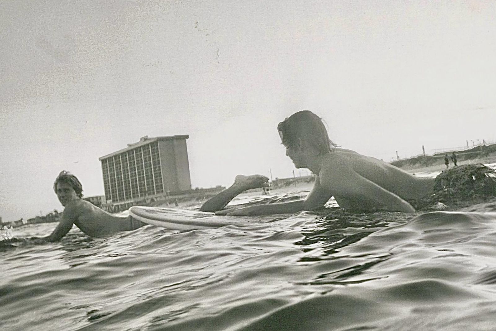 Jake, à esquerda, e Chris surfando na Flórida, quando tinham vinte e poucos anos • Terry Ward