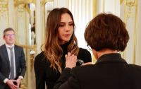 Victoria Beckham recebe honraria na França em meio a crise familiar