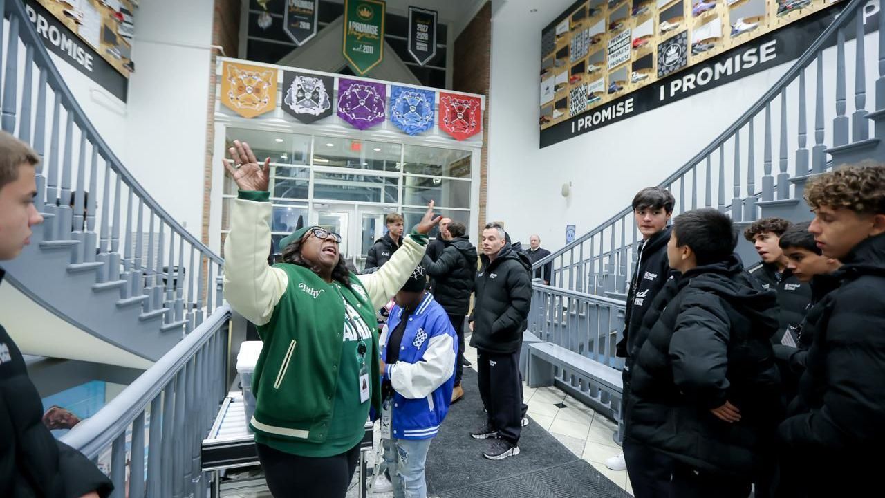 Victoria McGee mostra escola mantida por LeBron em Akron, Ohio, para visitantes brasileiros • Wander Roberto/Inovafoto