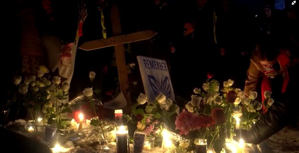 Residentes de Minneapolis em uma vigília em homenagem à mulher americana que foi morta a tiros por um agente de imigração do ICE • STRINGR.COM VIA REUTERS