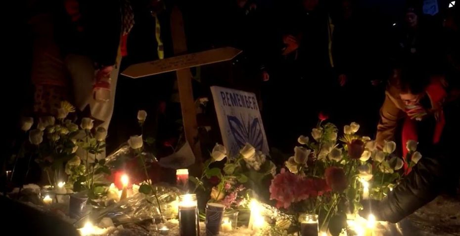 Residentes de Minneapolis em uma vigília em homenagem à mulher americana que foi morta a tiros por um agente de imigração do ICE • STRINGR.COM VIA REUTERS