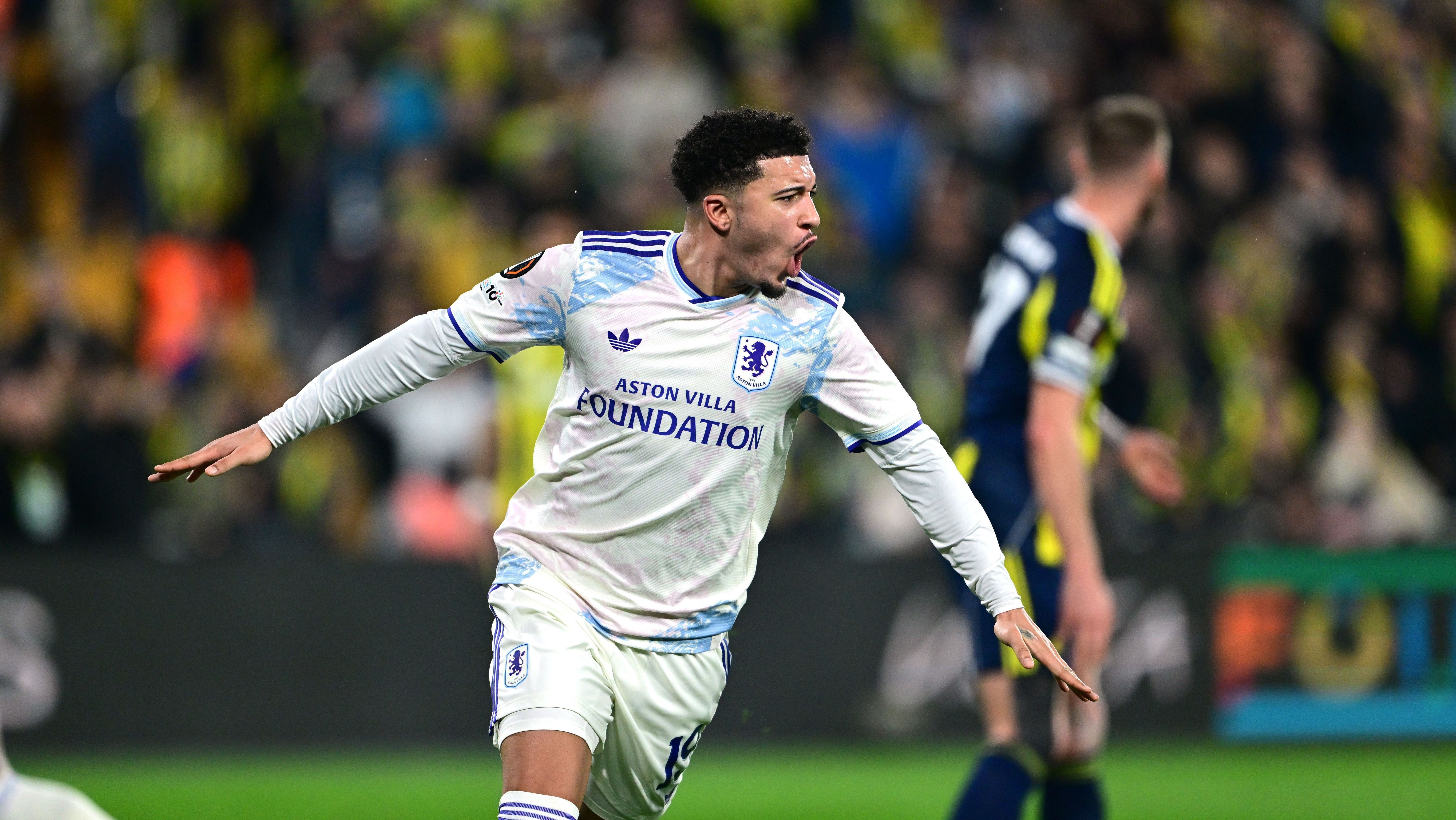 Jadon Sancho comemora gol pelo Aston Villa na Liga Europa