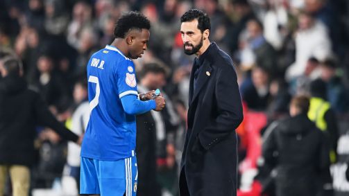 Vini Jr. e Arbeloa conversam durante jogo do Real Madrid