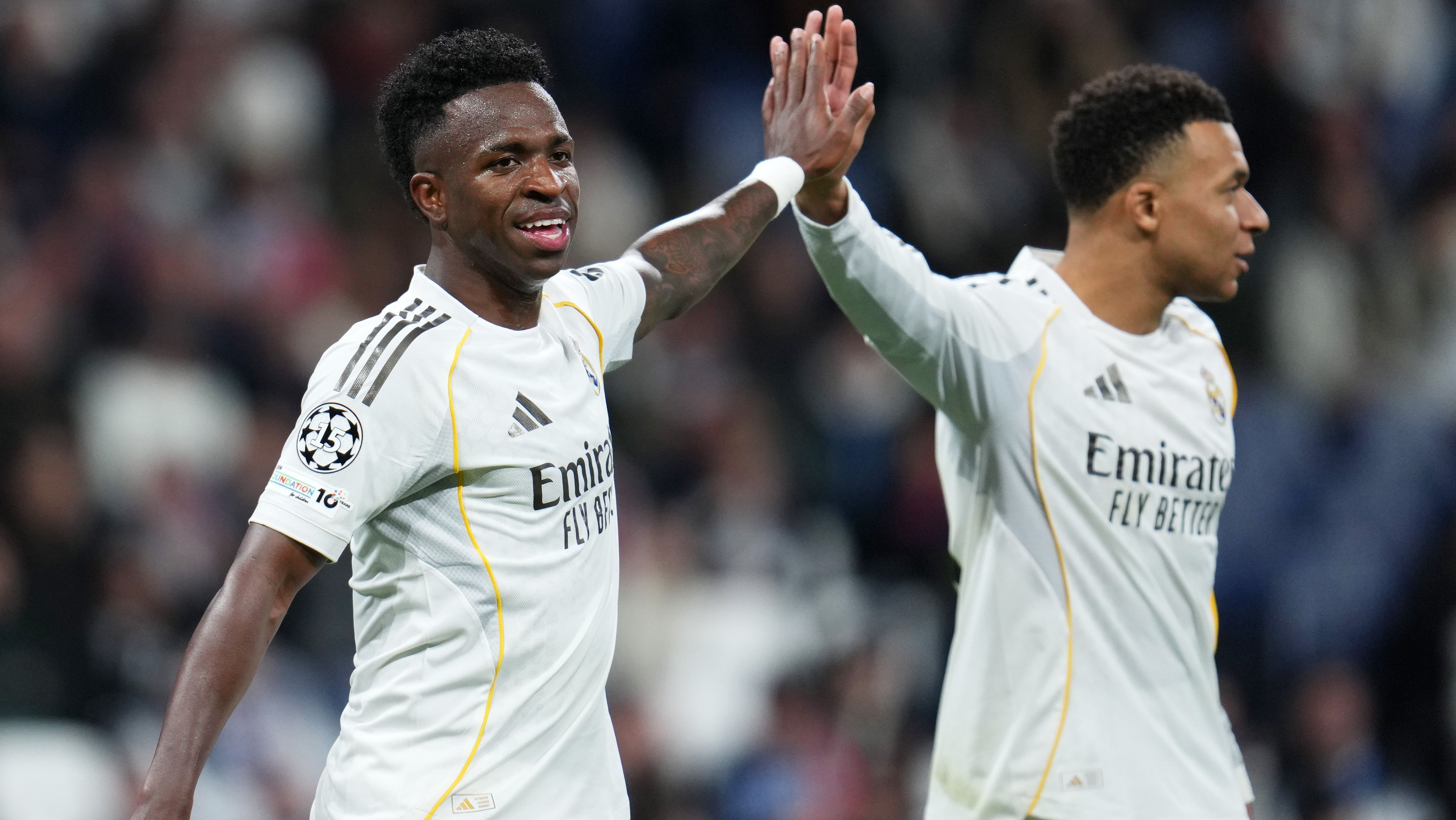 Vini Jr. e Mbappé se cumprimentam após um dos gols do Real Madrid na goleada sobre o Monaco