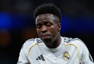 TV flagra Vini Jr. reclamando de companheiro do Real Madrid durante jogo