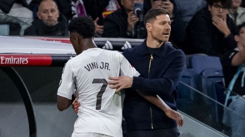 Vinicius Júnior e Xabi Alonso em jogo do Real Madrid