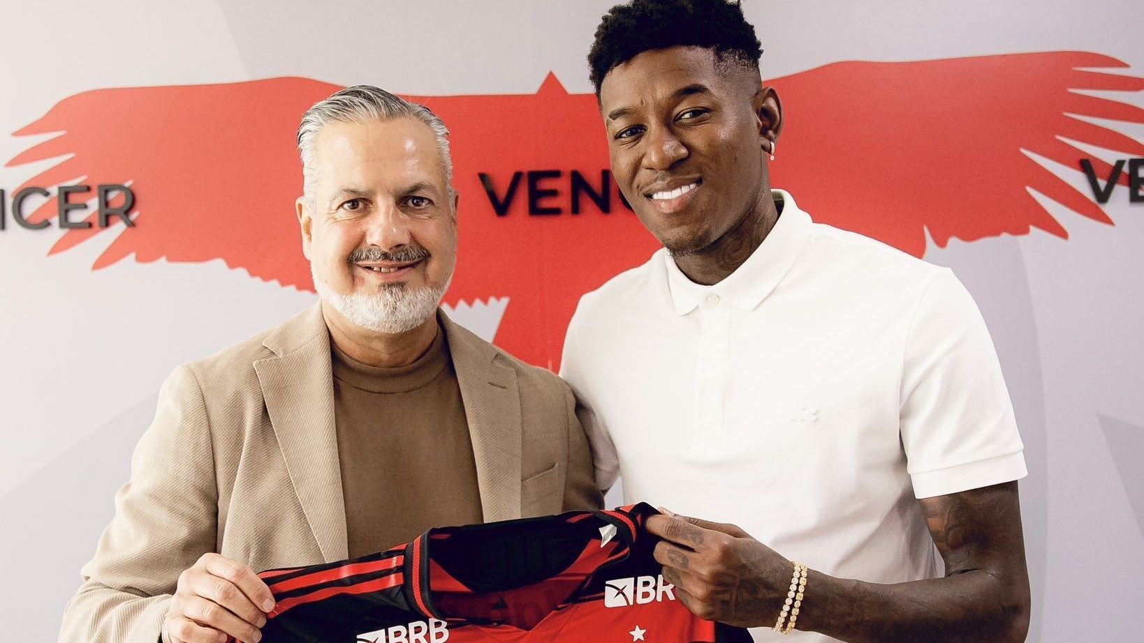 Vitão ao lado de José Boto; o zagueiro foi anunciado pelo Flamengo nesta sexta-feira (9)