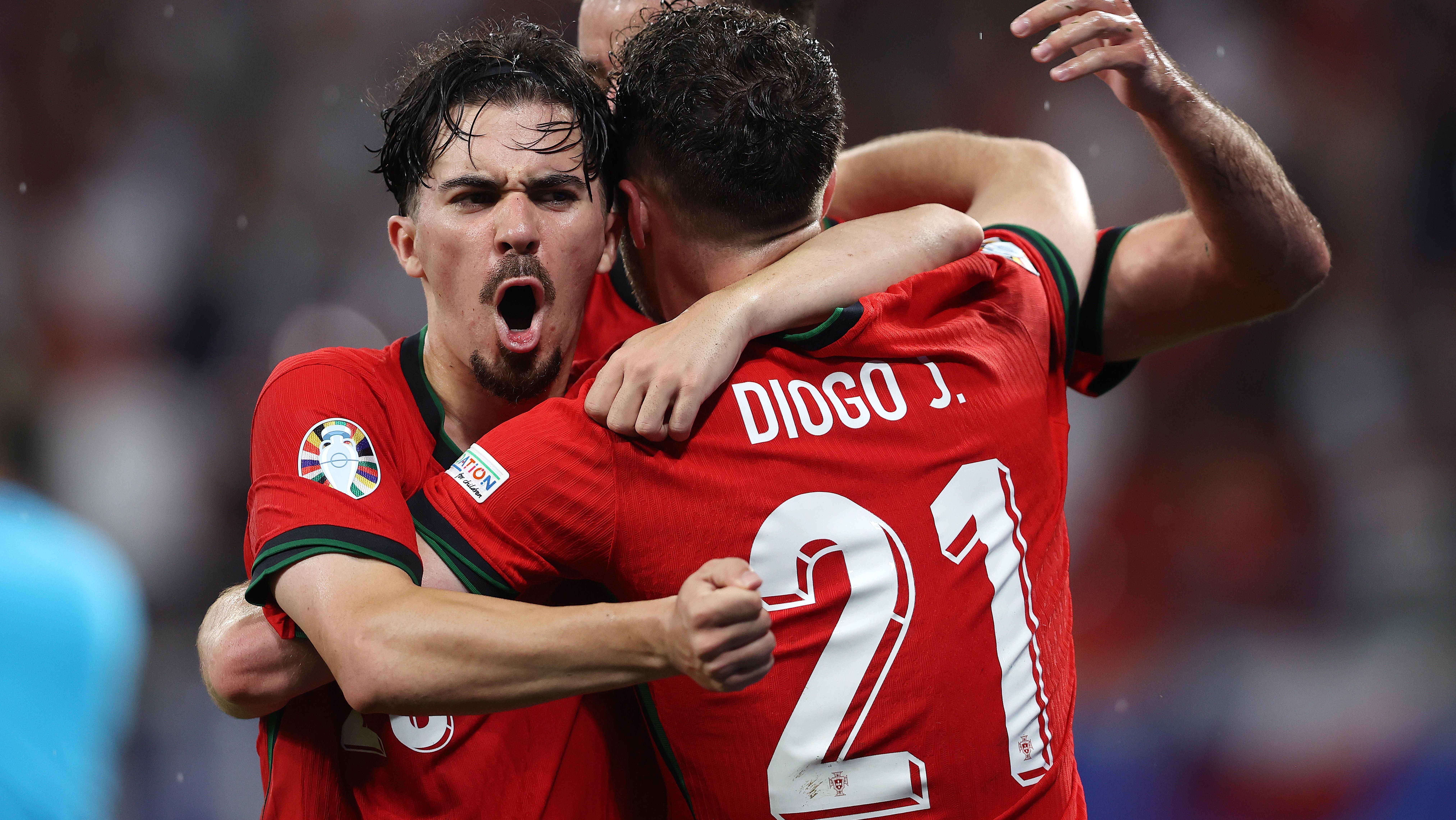 Vitinha abraça Diogo Jota em vitória de Portugal na última Eurocopa