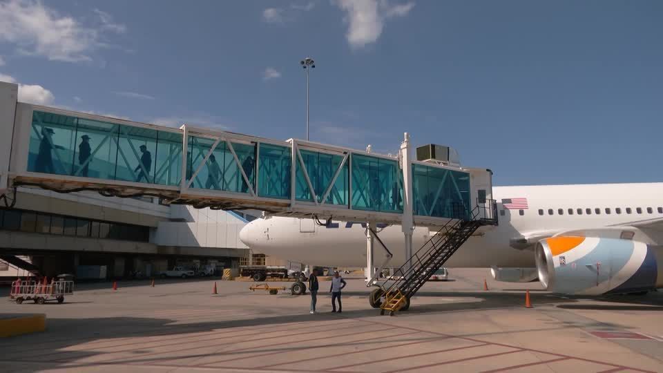 Primeiro voo de deportação dos Estados Unidos para a Venezuela desde a captura de Nicolás Maduro chega ao Aeroporto Internacional Simón Bolívar